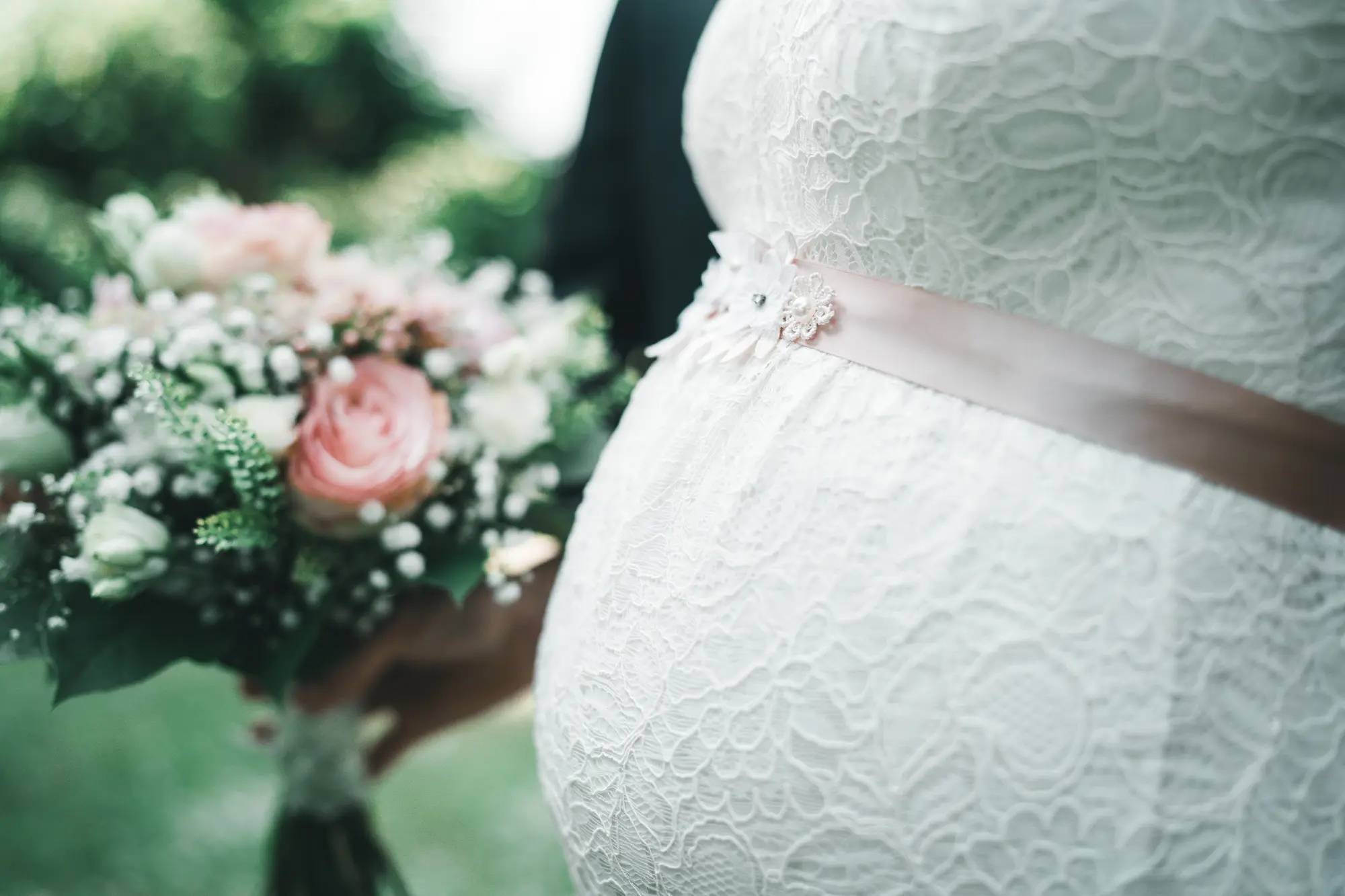 Brautkleid und Blumenstrauß