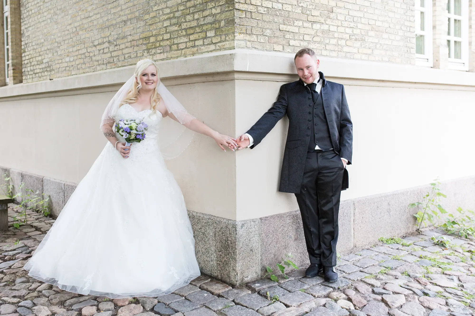 Brautpaar an Hausecke
