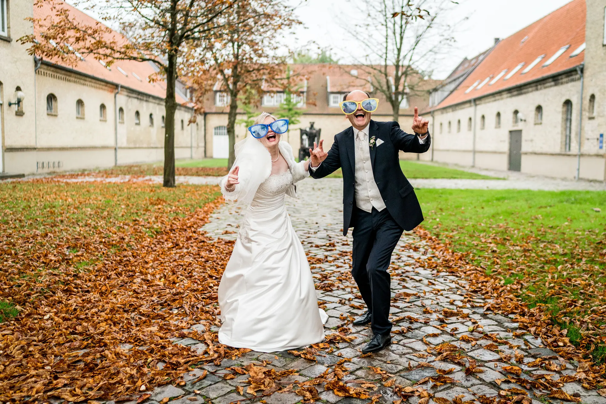 Brautpaar mit Spaßbrillen